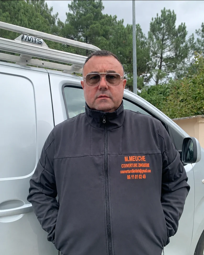 Alfred Meuche, couvreur à Vallet, devant son camion