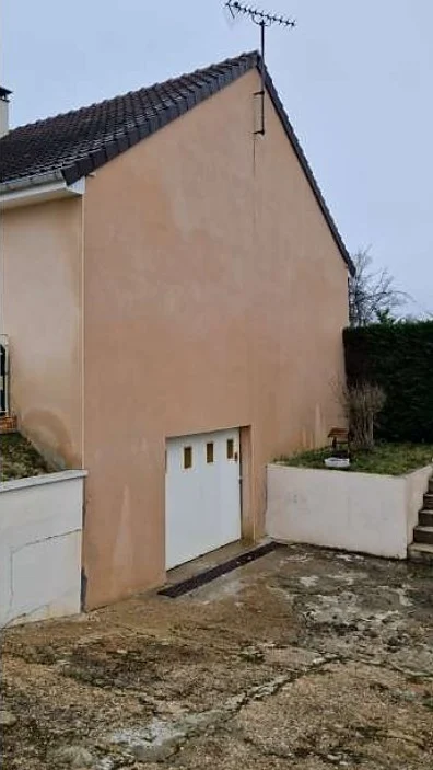 Pignon de maison après le nettoyage par Alfred, enduit clair